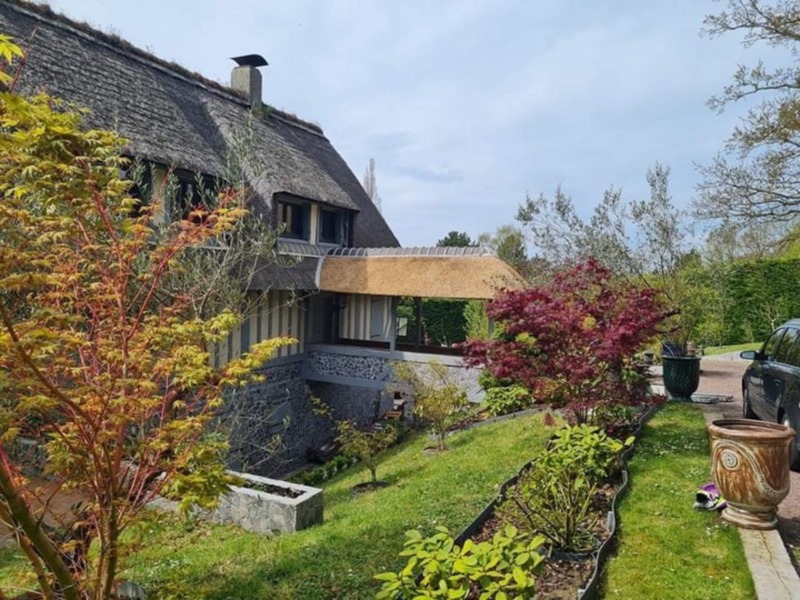 Rénovation d'un auvent en chaume en extension sur une chaumière a colombages - Art et Elégance Couverture