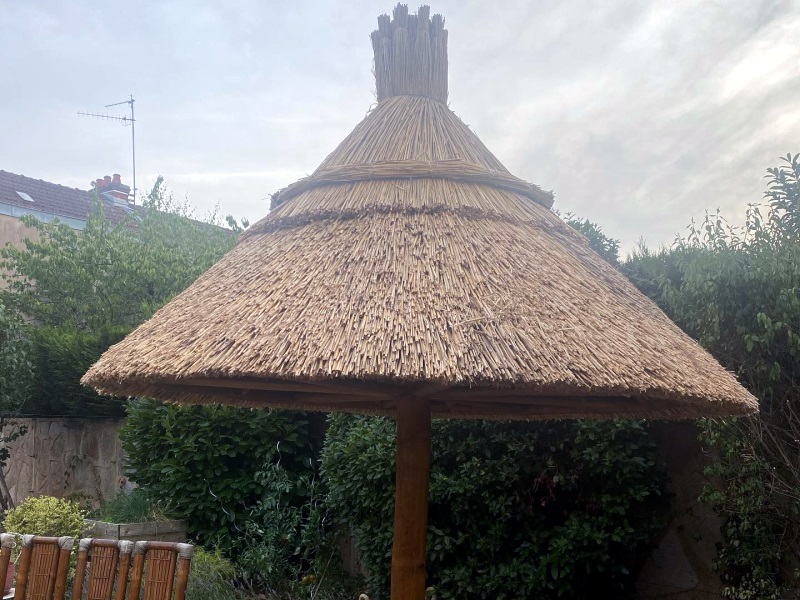 création d'un auvent en chaume pour un jardin - Art et Elégance Couverture