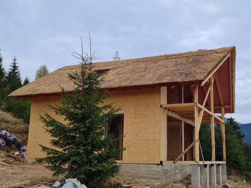 création d'une toiture en chaume sur une maison contemporaine - Art et Elégance Couverture