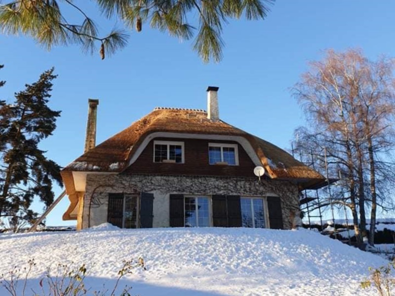 Belle toiture en chaume tout juste rénové en pleine hiver après un épisode neigeux - Art et Elégance Couverture