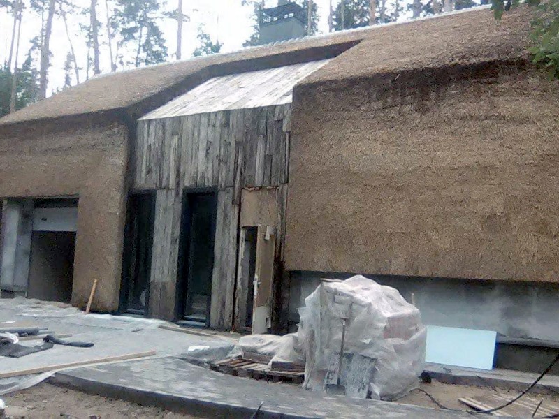 Maison moderne avec une toiture en chaume et du bardage en chaume - Art et Elégance Couverture
