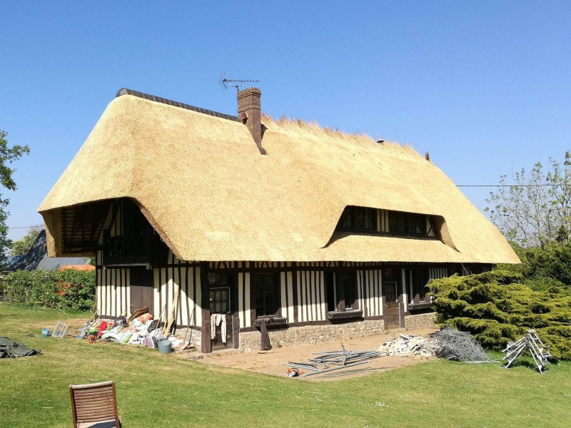Création d'une toiture en chaume sur une maison normande - Art et Elégance Couverture