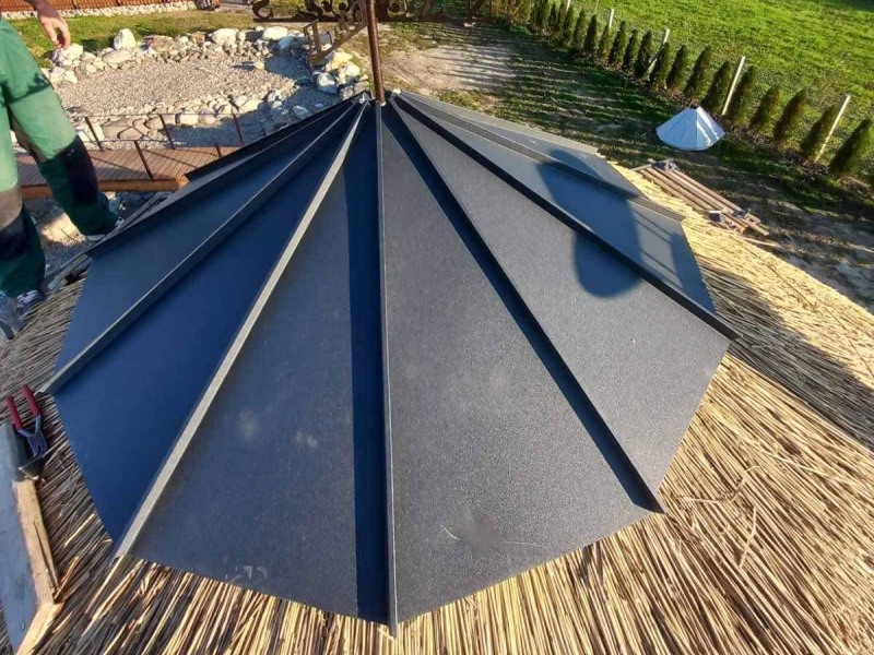 finition sur une pergola en chaume - Art et Elégance Couverture