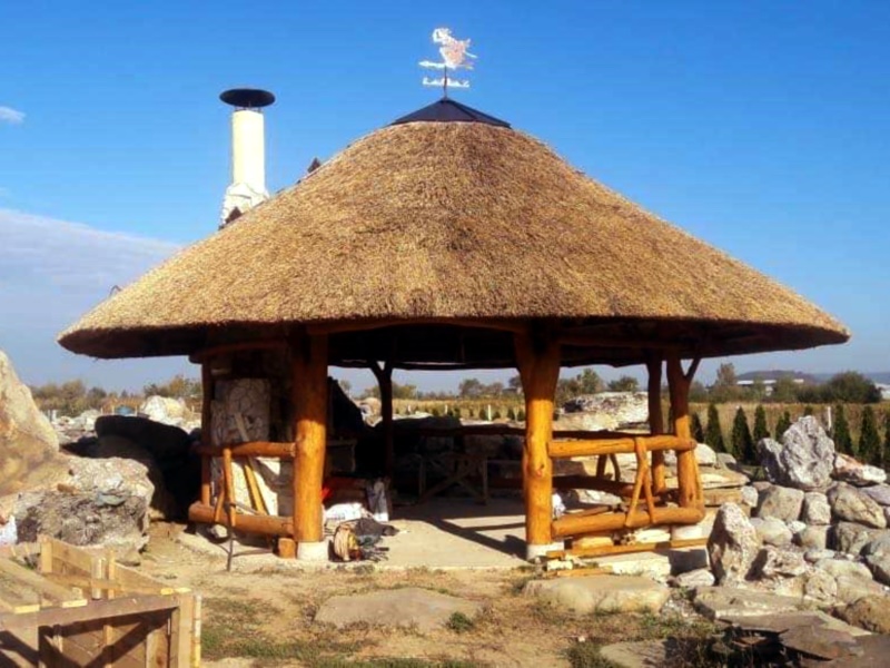 création d'une pergola en chaume - Art et Elégance Normandie