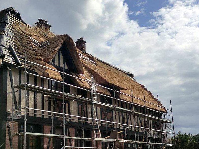 rénovation en cour d'une toiture en chaume - Art et Elégance Couverture