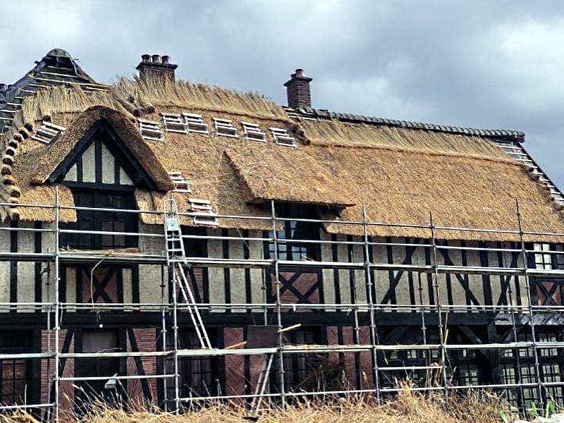 Echafaudage posé pour la rénovation en cours d'une couverture en chaume - Art et Elégance Couverture