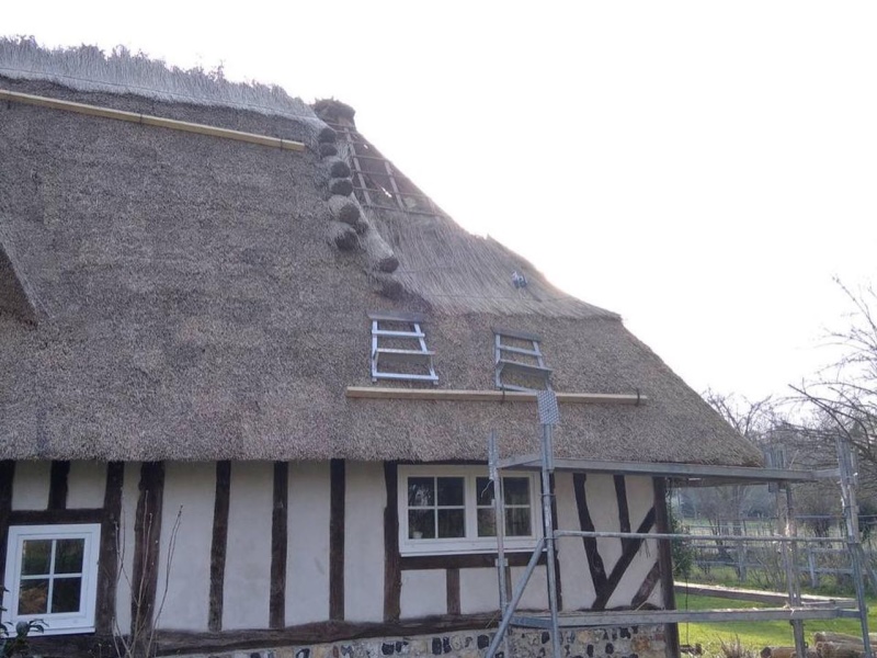 rénovation en cours d'une chaumière ancienne en Normandie - Art et Elégance Couverture