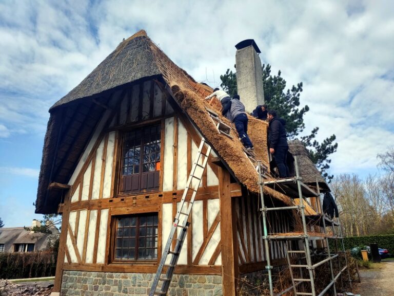 Couvreur chaumier réalisant la rénovation d'un toit en chaume - Art et Elégance Couverture