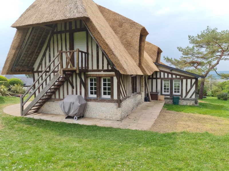 toiture en chaume neuve sur une maison a colombages -Art et Elégance Couverture