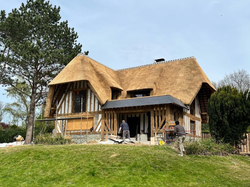 couverture en chaume rénové avec un faitage en tuiles terre cuites demi ronde - Art et Elégance Couverture