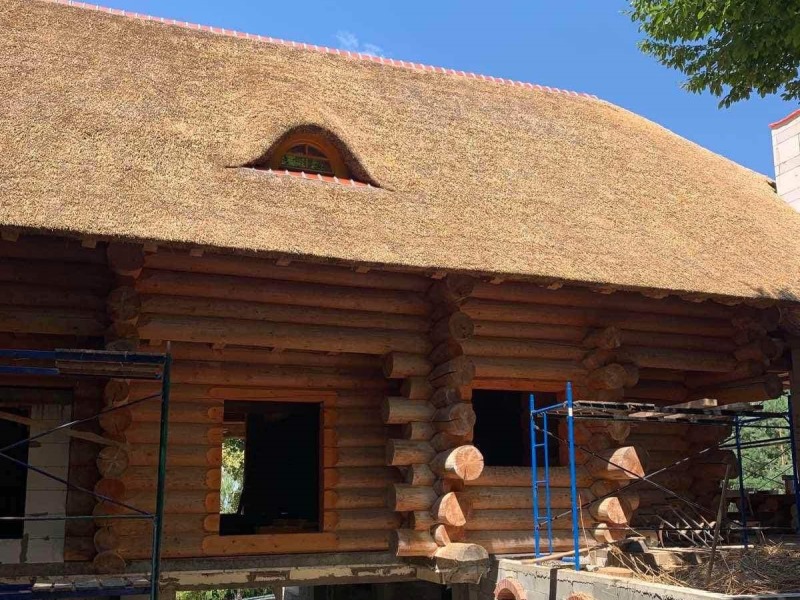 réfection d'une toiture en chaume sur un chalet en bois - Art et Elégance Couverture