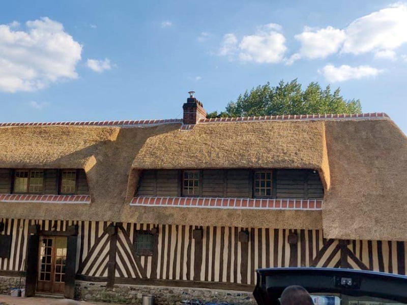 beau toit en chaume rénové sur une belle maison a colombages en Normandie - Art et Elégance Couverture