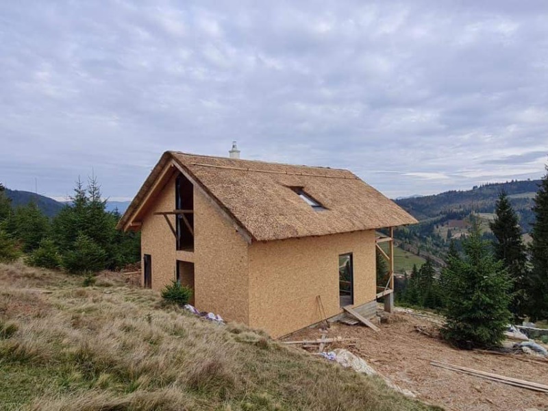 Création d'une toiture en chaume sur une maison en bois en montagne - Art et Elégance Couverture