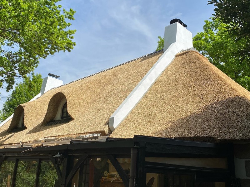 zoom sur une toiture en chaume tout juste rénovée par nos couvreurs chaumiers - Art et Elégance Couverture