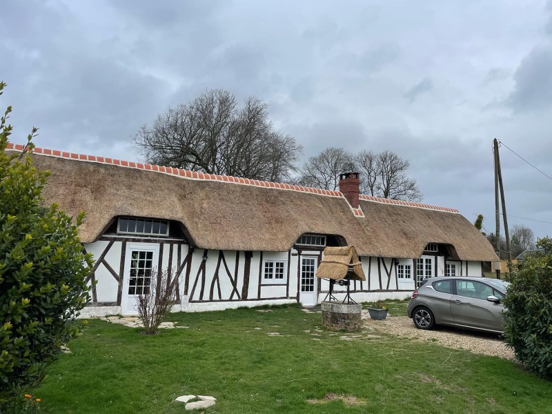 Rénovation d'une toiture en chaume en Normandie - Art et Elégance Couverture