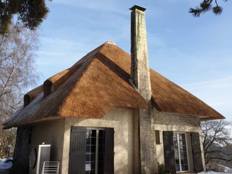 toiture en chaume rénovée avec une belle grande cheminée - Art et Elégance Couverture
