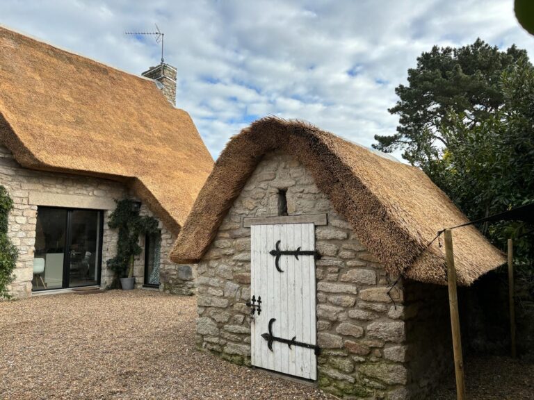 Rénovation d'une toiture en chaume sur une dépendance en Bretagne - Art et Elégance Couverture