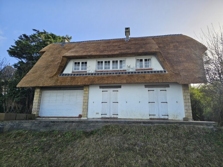 Rénovation complète d'une toiture en chaume en Normandie dans le Calvados - Art et Elégance Couverture