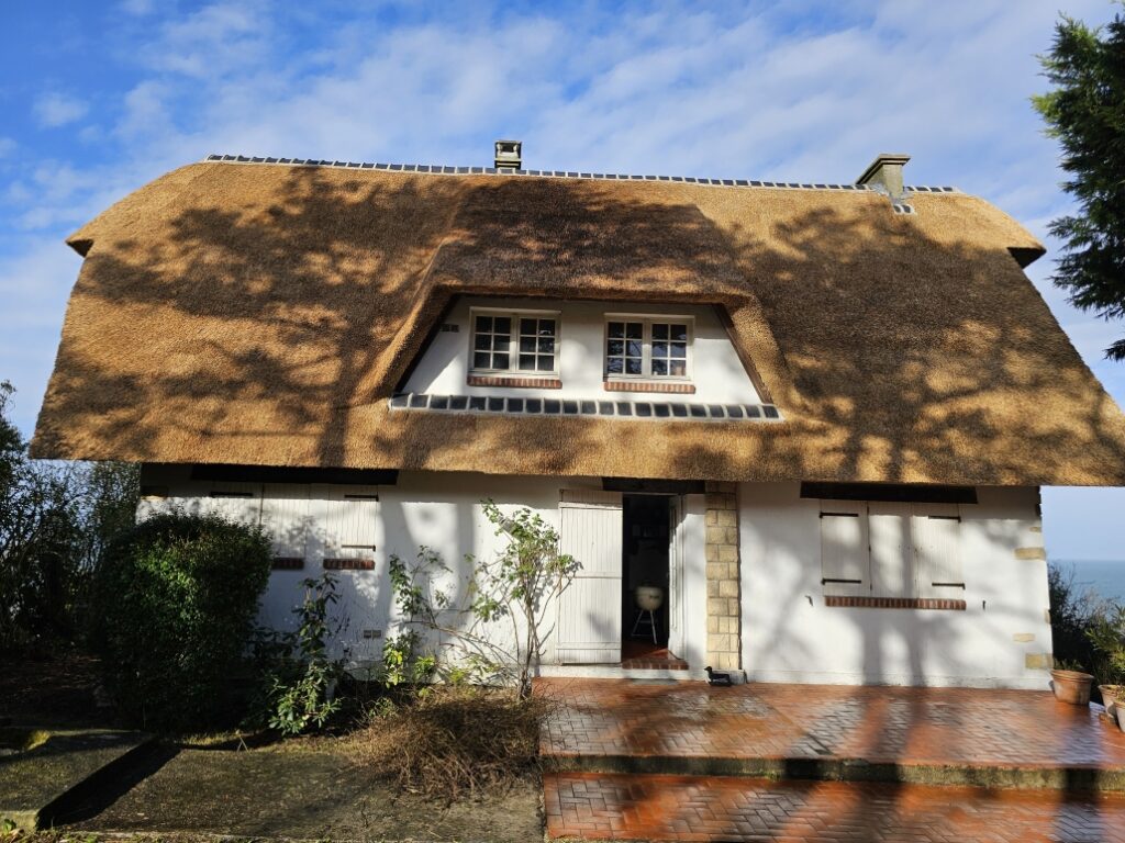 Belle Chaumière rénové et baignée par le soleil en bord de mer dans le calvados - Art et Elégance Couverture