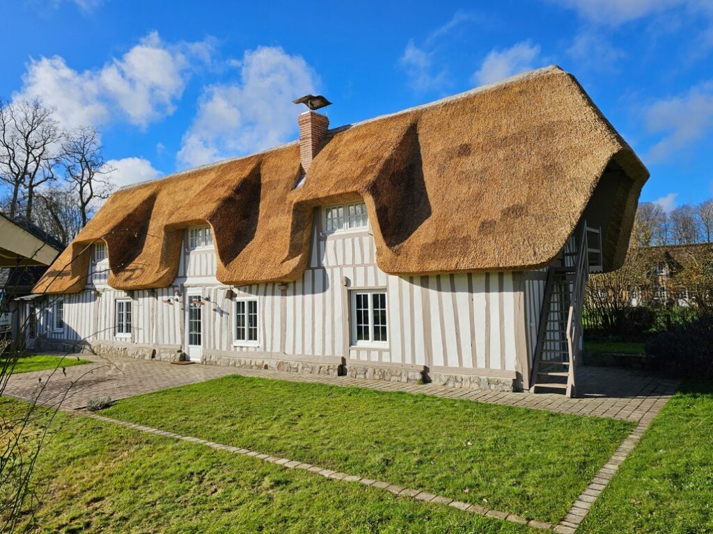 Résultat finale après une réfection complète d'une toiture en chaume en Seine-Maritime - Art et Elégance Couverture