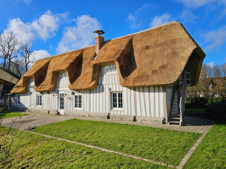 Réfection complète d'une toiture en chaume en Normandie en Seine-maritime - Art et Elégance Couverture